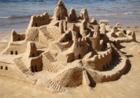Artystyczne szaleństwo na plaży – czyli budowanie czegoś z piasku